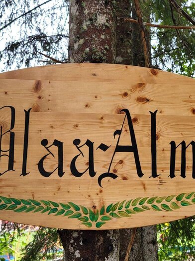 Blaa Alm, Altaussee, wooden sign | © Petra Kirchschlager | Petra Kirchschlager | © Petra Kirchschlager