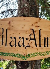 Blaa Alm, Altaussee, wooden sign | © Petra Kirchschlager | Petra Kirchschlager | © Petra Kirchschlager