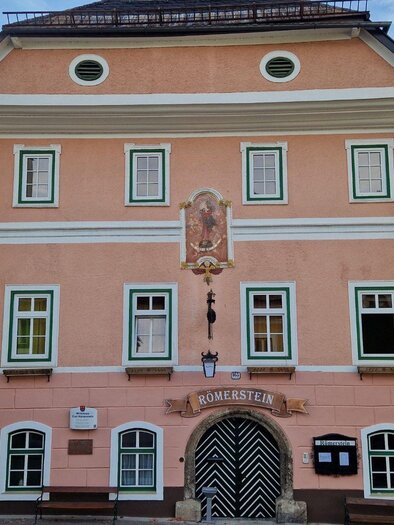 An inviting inn named "Blue Grape" with a distinctive two-colored door. The facade is friendly and has green window frames. | © Gerhard Fallent
