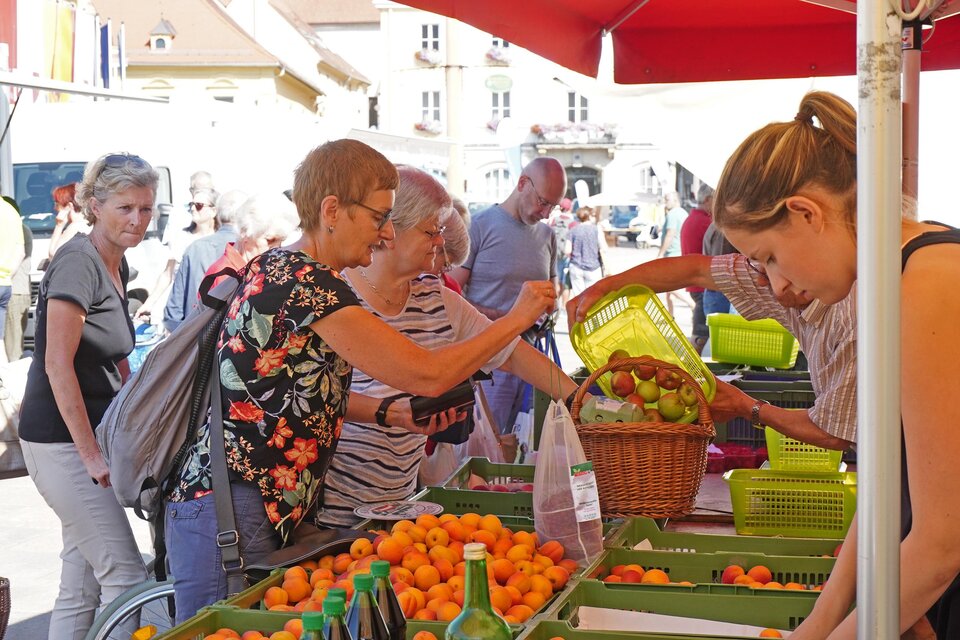 Wochenmarkt am Hauptplatz - Impression #1 | © Stadtgemeinde Bruck/Foto: Maili