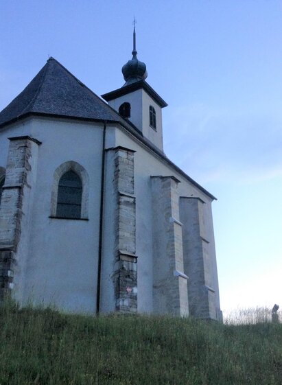 Wolfgangikirche bei Dämmerung