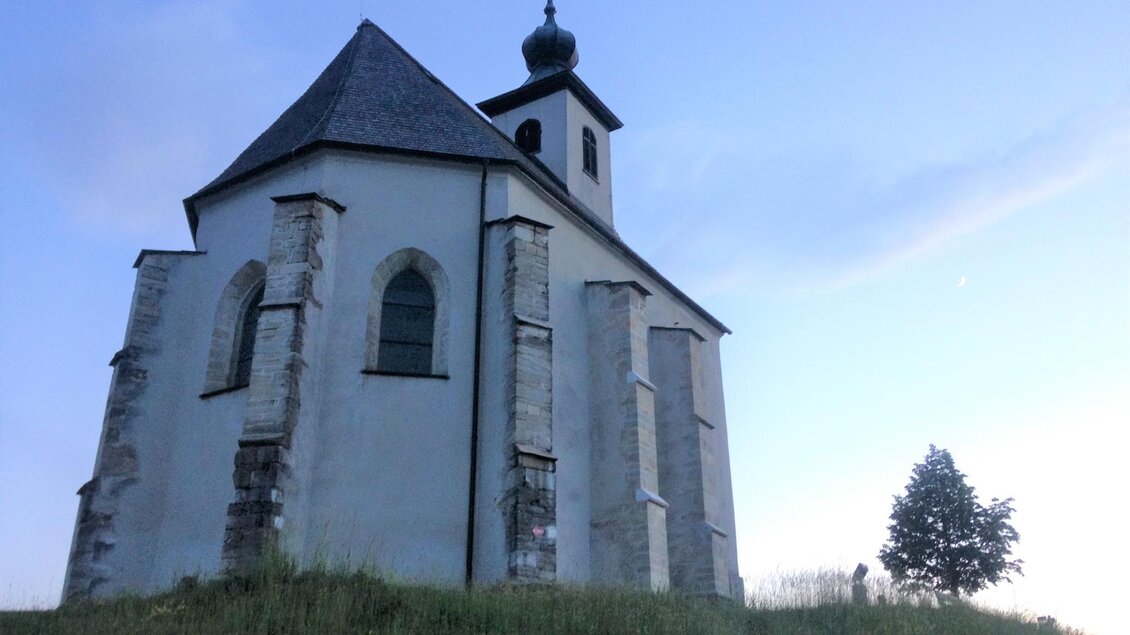 Wolfgangikirche bei Dämmerung