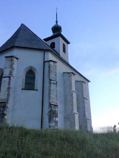 Wolfgangikirche bei Dämmerung