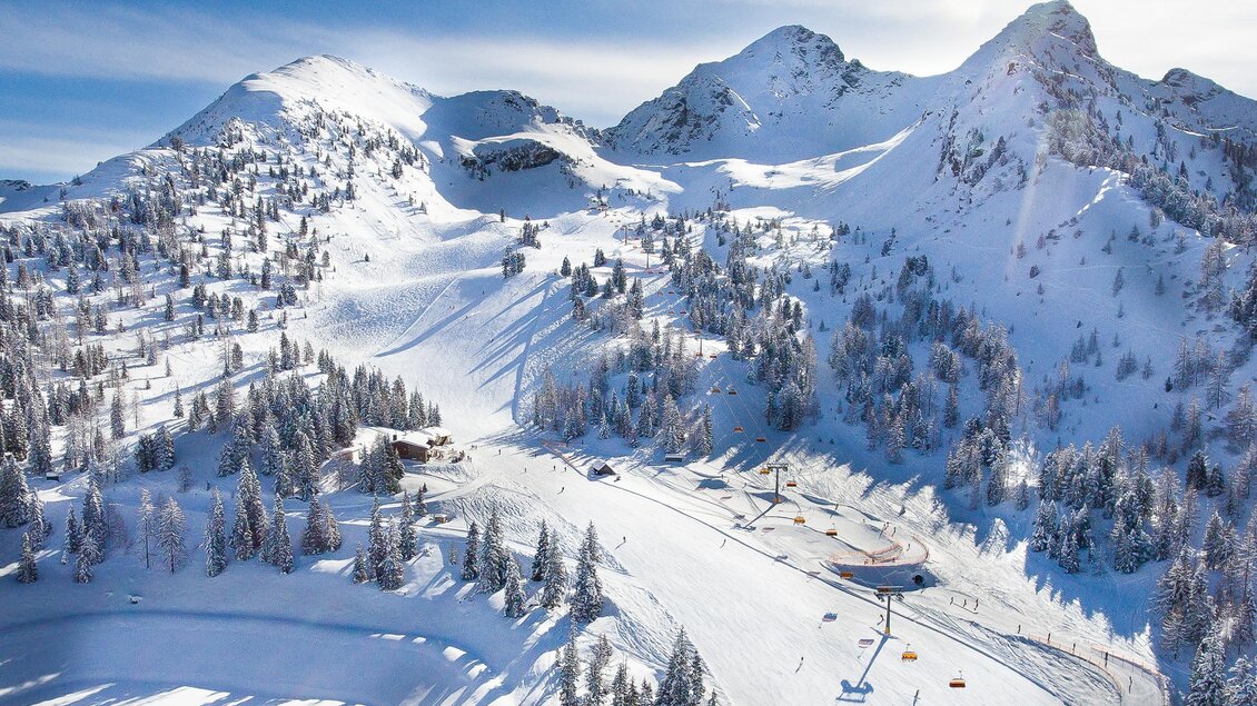 Eine beeindruckende Berglandschaft im Winter mit schneebedeckten Gipfeln und Pisten. Die Szenerie ist ruhig und einladend für Skifahrer und Naturfreunde. | © Johannes Absenger