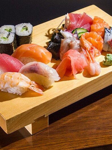A beautiful sushi platter with various sushi varieties and makis. The high-quality wooden base highlights the fresh ingredients. | © Yamamoto
