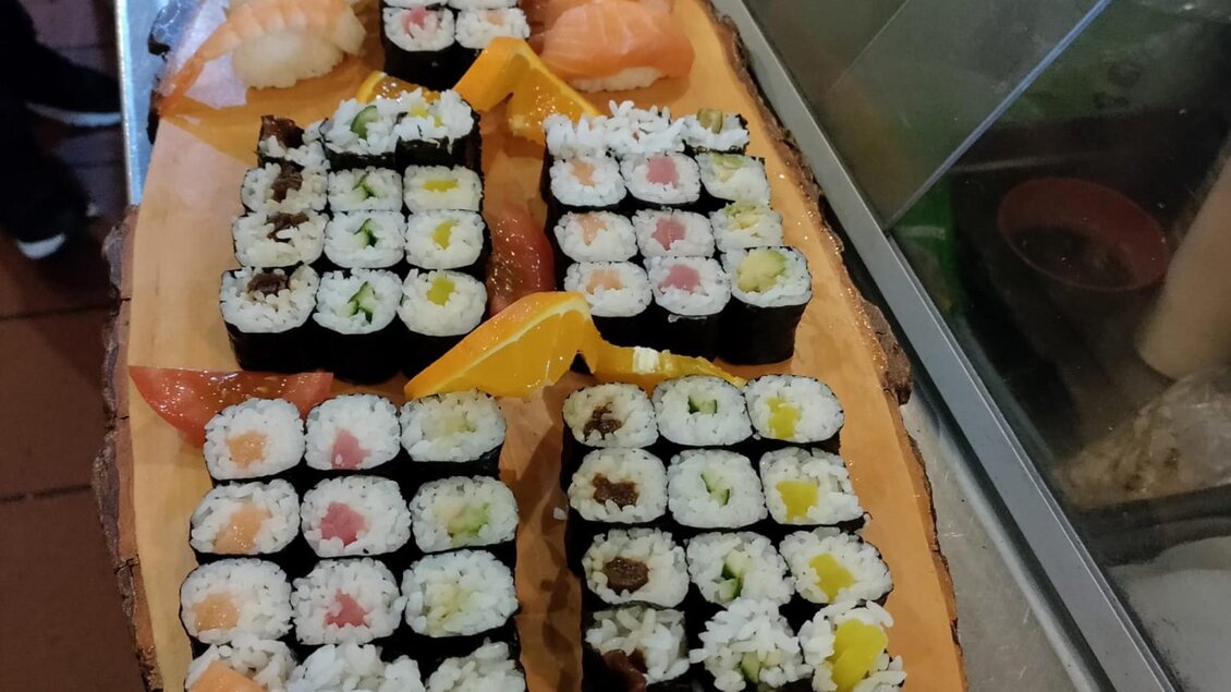 Auswahl an frischem Sushi mit Maki und Nigiri auf Holzplatte im Restaurant Yamamoto Graz | © Landhaus Ruckerlberg