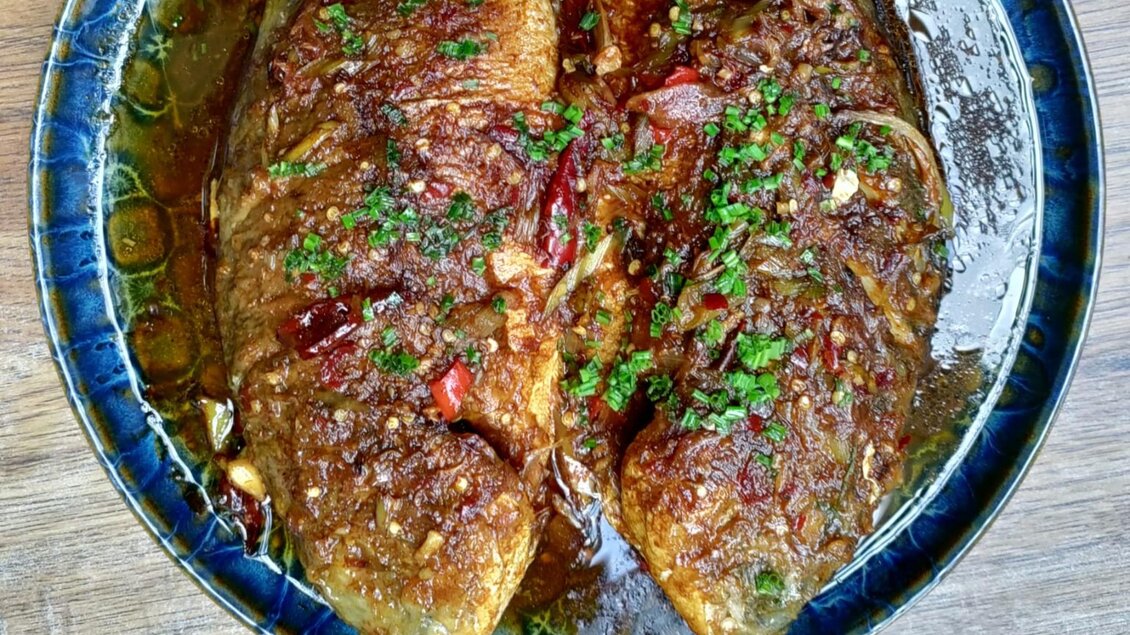 Zwei gebratene Fische in würziger, roter Sauce mit Kräutern im Restaurant Yamamoto Graz | © Landhaus Ruckerlberg