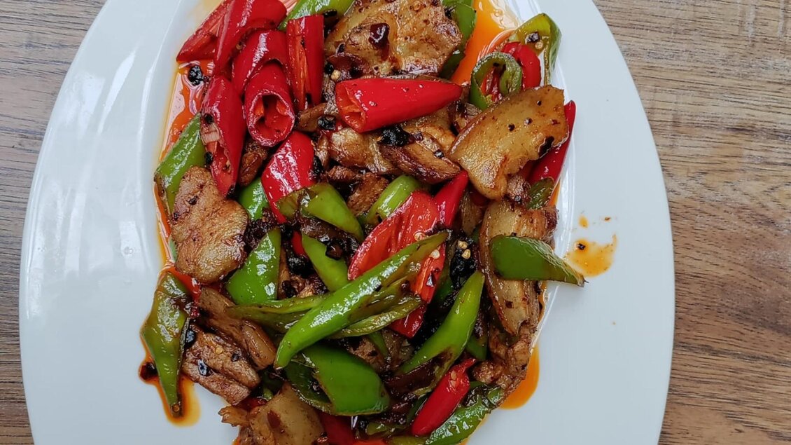Gebratenes Wokgericht mit grüner und roter Paprika sowie Fleisch im Restaurant Yamamoto Graz | © Landhaus Ruckerlberg