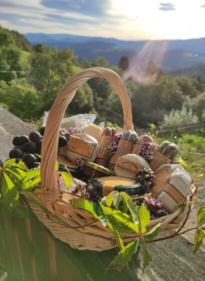 Goat cheese dairy_products_Eastern Styria | Bernadette Grabenhofer | © Ziegenkäserei Grabenhofer