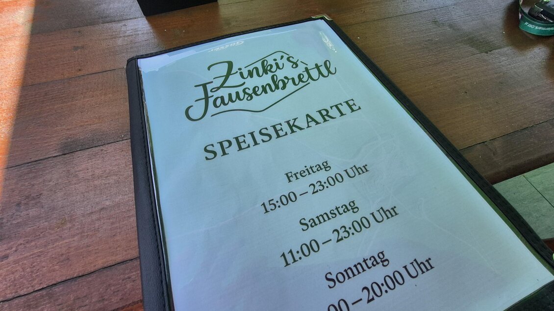 Ein Speisekarten-Menu in einem Restaurant. Die Öffnungszeiten für Freitag, Samstag und Sonntag sind aufgelistet. | © TV Hochsteiermark