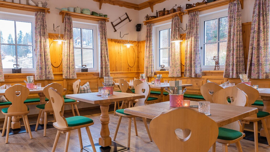 Ein gemütliches Restaurant mit Holzdekor und sanftem Licht. Die Tische sind einfach gedeckt und bieten eine traditionelle Atmosphäre. | © Zloam Wirt, www.zloamwirt.at