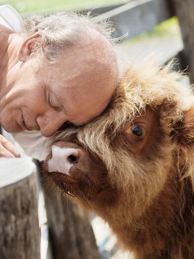 Josef Zotter in his zoo | © Rautenstrauch | Zotter Schokoladen Manufaktur GmbH | © Rautenstrauch