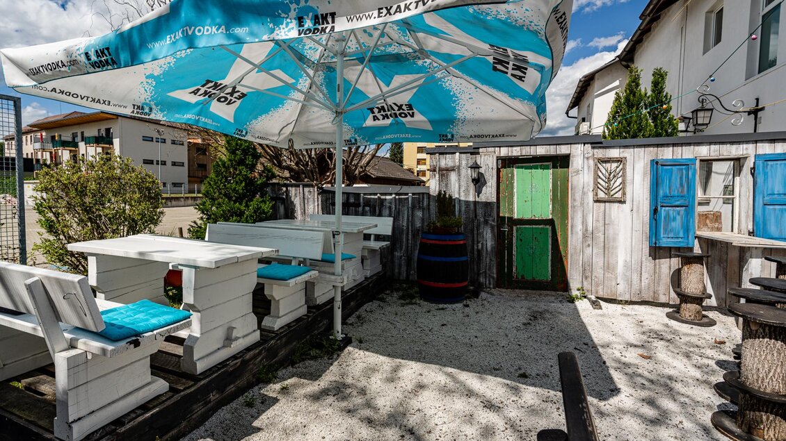 Gastgarten mit Schirm | © Zum Heurigen