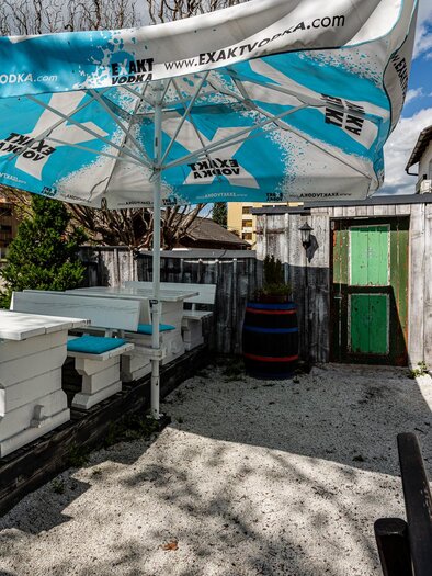 Gastgarten mit Schirm | © Zum Heurigen