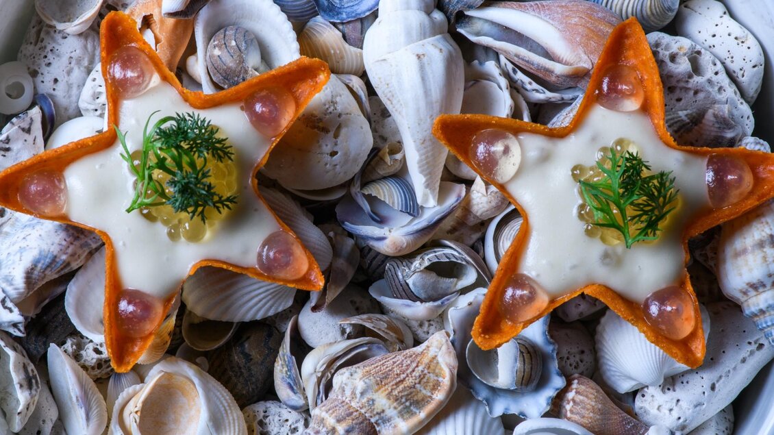 Zwei sternförmige Amuse-Bouches auf Muscheln, mit Creme, Perlen und Dill garniert | © Zur goldenen Birn - Jürgen Schmücking