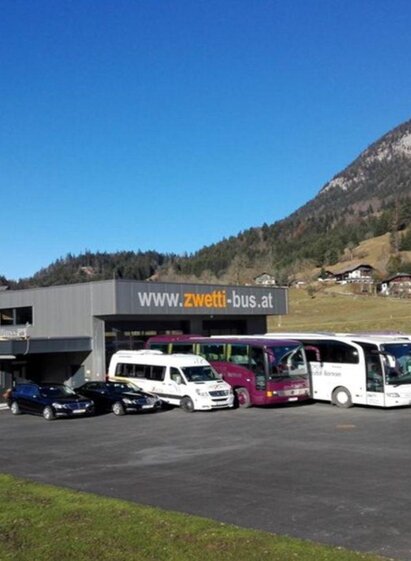 Zwetti Bus & Taxi, Halle mit Fahrzeugen | Zwetti | © Zwetti