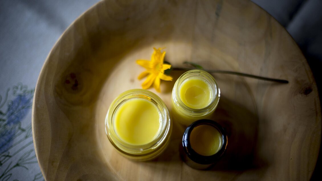 Herstellung von Kräuter-Pflege