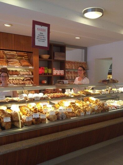 Vitrine mit Köstlichkeiten | © Backstube-Kaffeehaus-Zuckerbäckerei Bartl