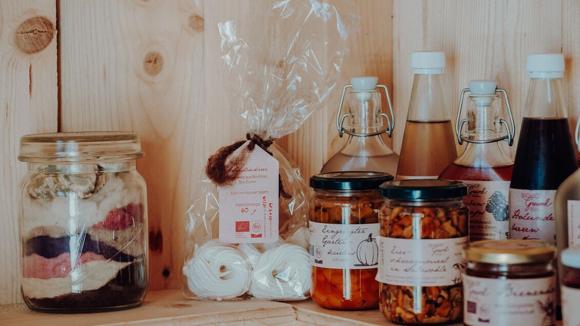 Produkte im Hofladen des Biohofs Greiml | © GenussReich