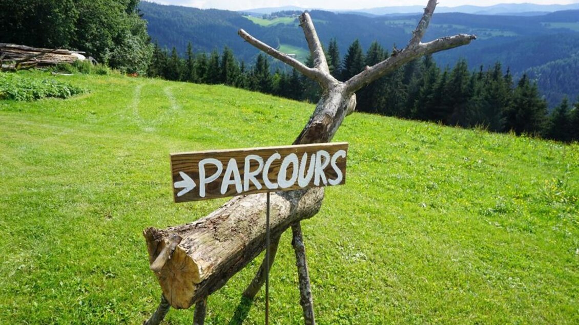 Hinweissschild zum Bogenparcours | © Der Herkhof