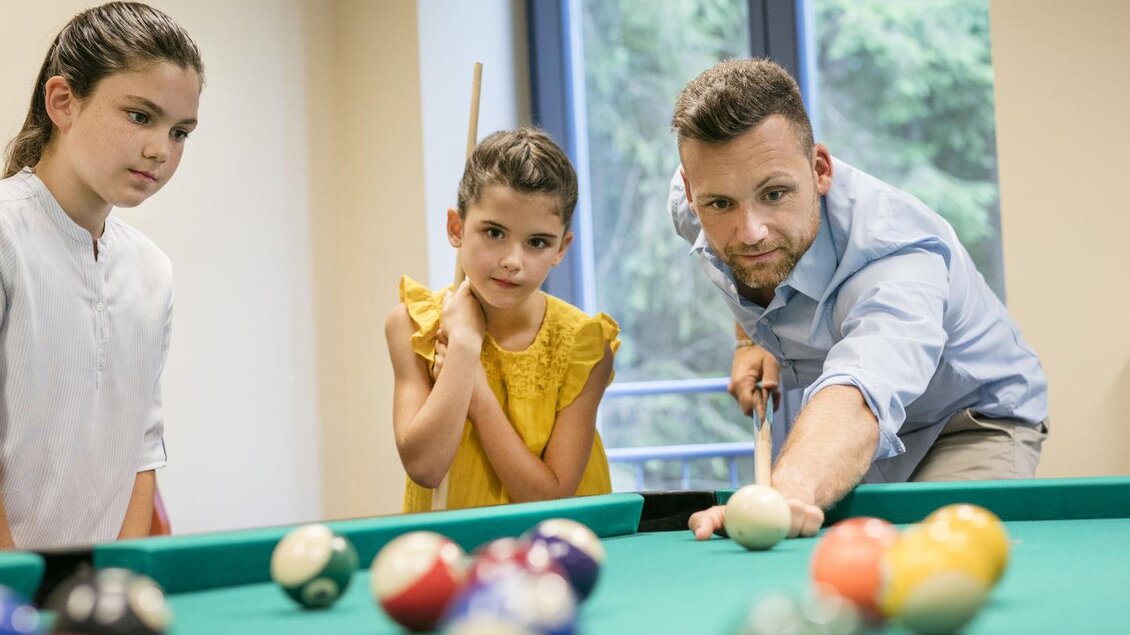 familie-billard-jufa-hotel-sigmundsberg-1440x2160 | © www.jufa.eu