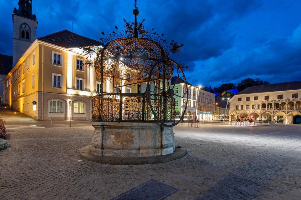 Der Eiserne Brunnen am Brucker Hauptplatz - Impression #1 | © K. Pashkovskaya