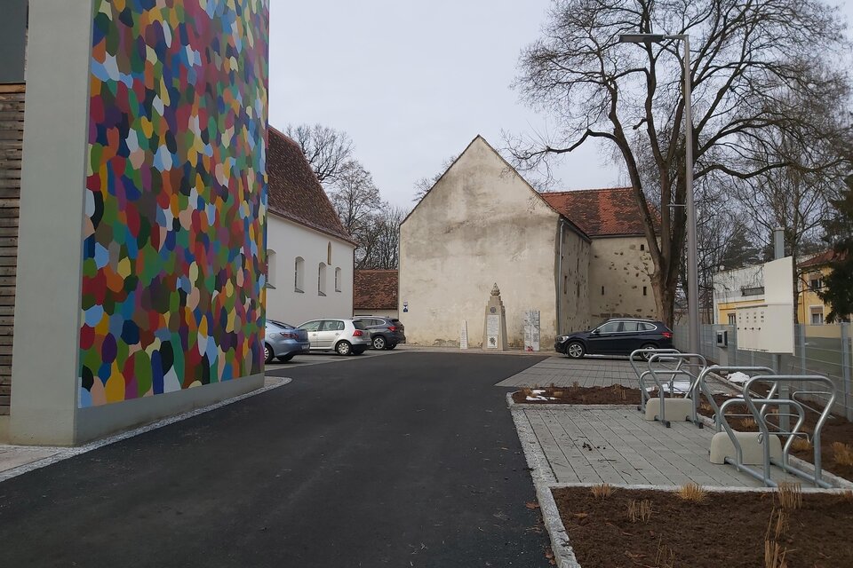 E-bike charging station at the colourful church tower/ Feldbach - Impression #1 | © Thermen- & Vulkanland