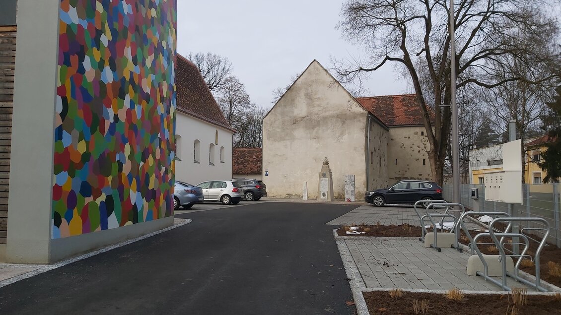 E-Bike Ladestation beim bunten Kirchturm | © Thermen- & Vulkanland