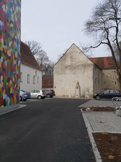 E-Bike Ladestation beim bunten Kirchturm | © Thermen- & Vulkanland