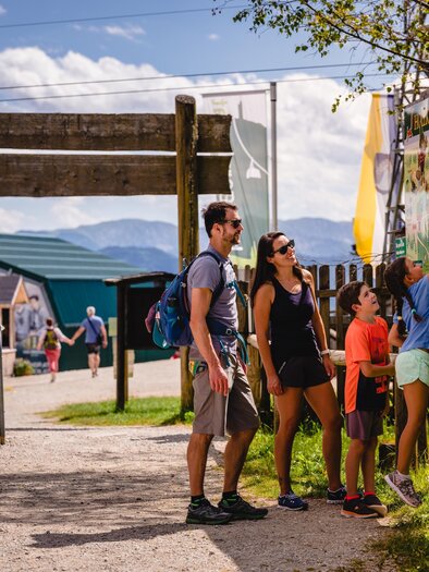 Beim Eingang ins Holzknechtland | © TV Hochsteiermark | Rudy Dellinger