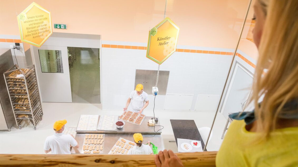 Zusehen und staunen vom gläsernen Besuchergang | © Pirker GmbH Mariazell