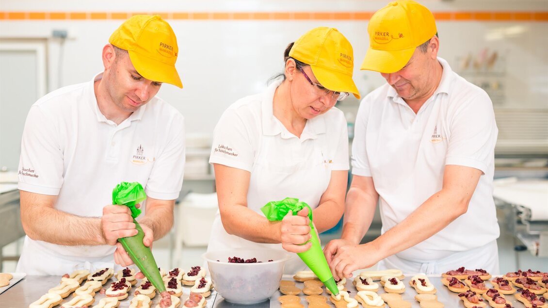 Händisches Füllen der Lebkuchen | © Pirker GmbH Mariazell