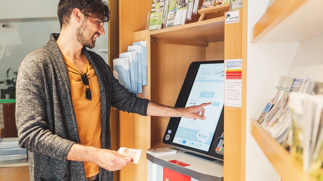 8-Städtegutschein Automat | © Gästeinfo Feldbach Thermen- & Vulkanland/ Bernhard