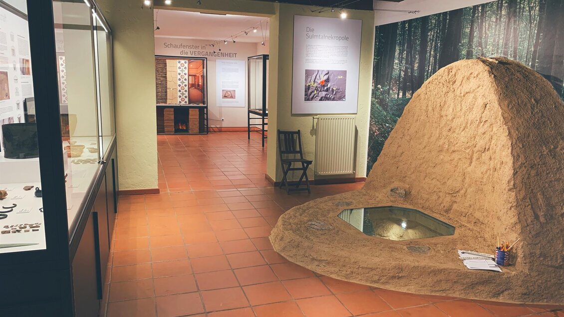 Nachstellung eines Hügelgrabes im Museum | © Lisi Maier