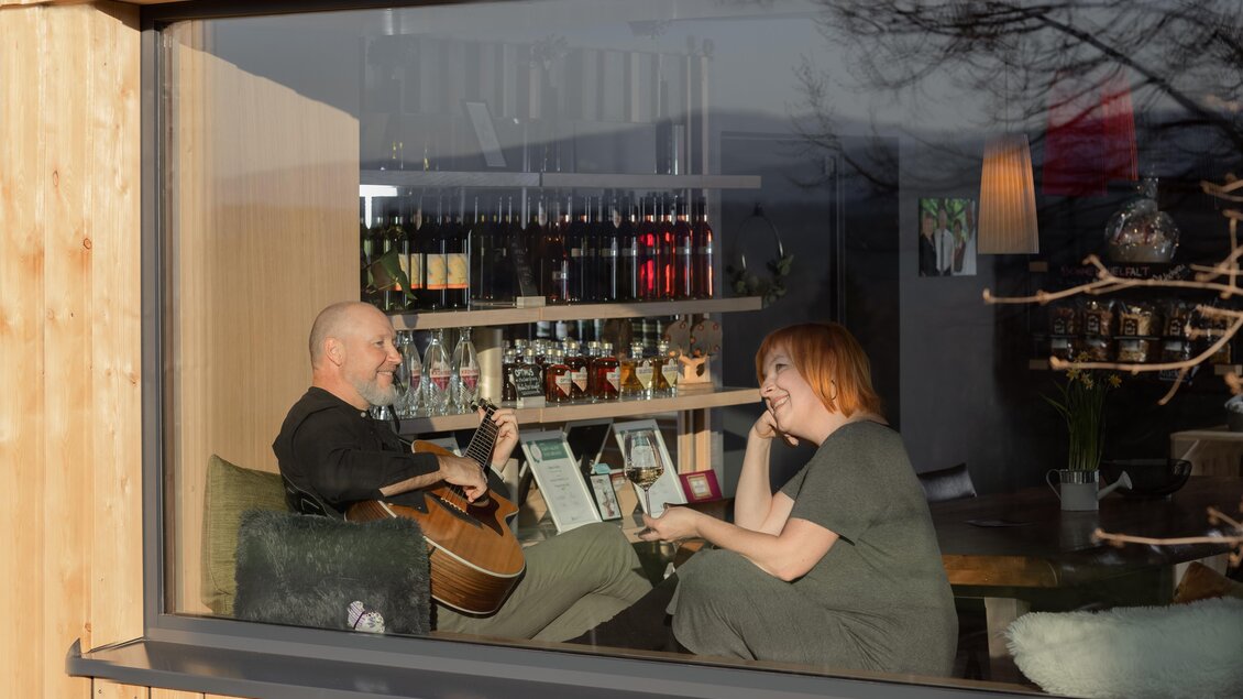 Jasmin.Louis Hofladen Fenster | © nadinegeuterphotography