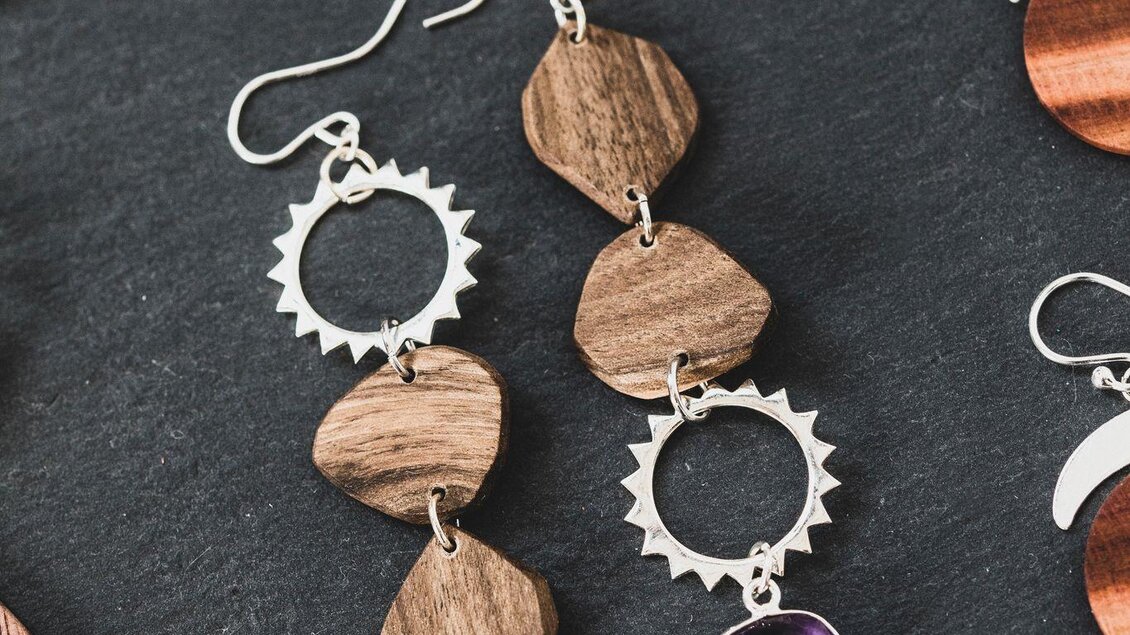 Handgefertigter Holzschmuck | © Astwerk