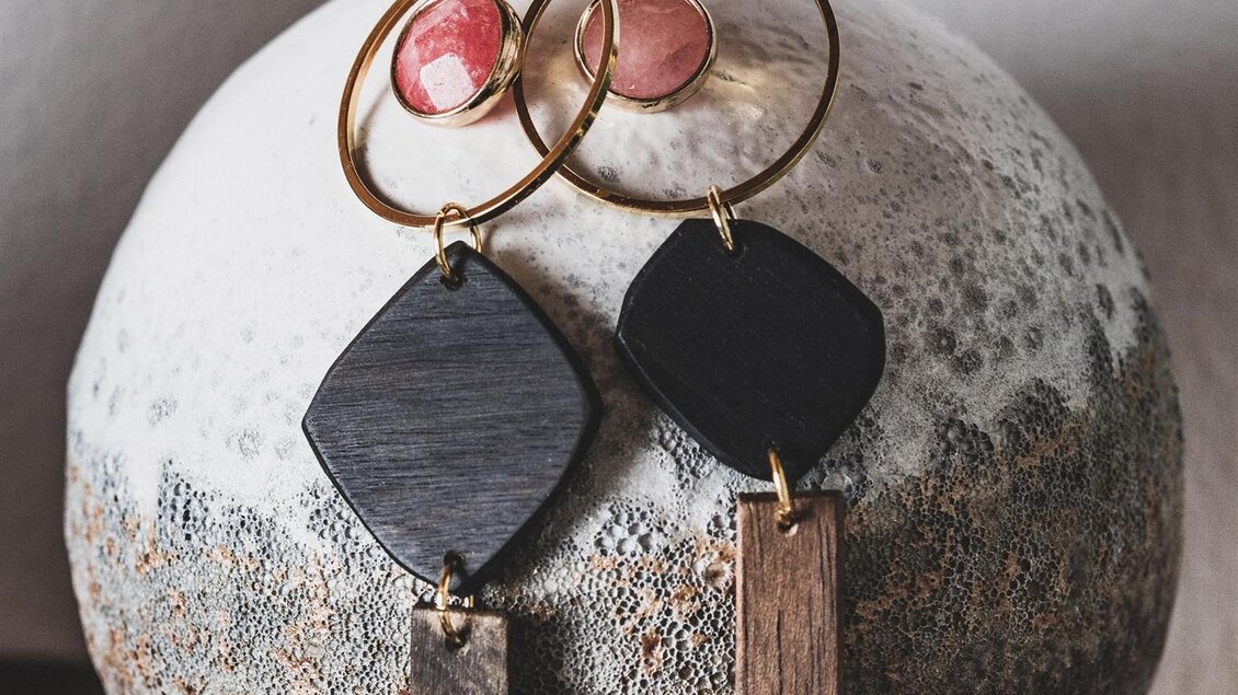 Ohringe aus Holz für Damen | © Astwerk