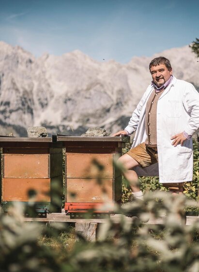 Imker Geri Kettner bei seinen Bienenstöcken | © Stefan Leitner | © Stefan Leitner