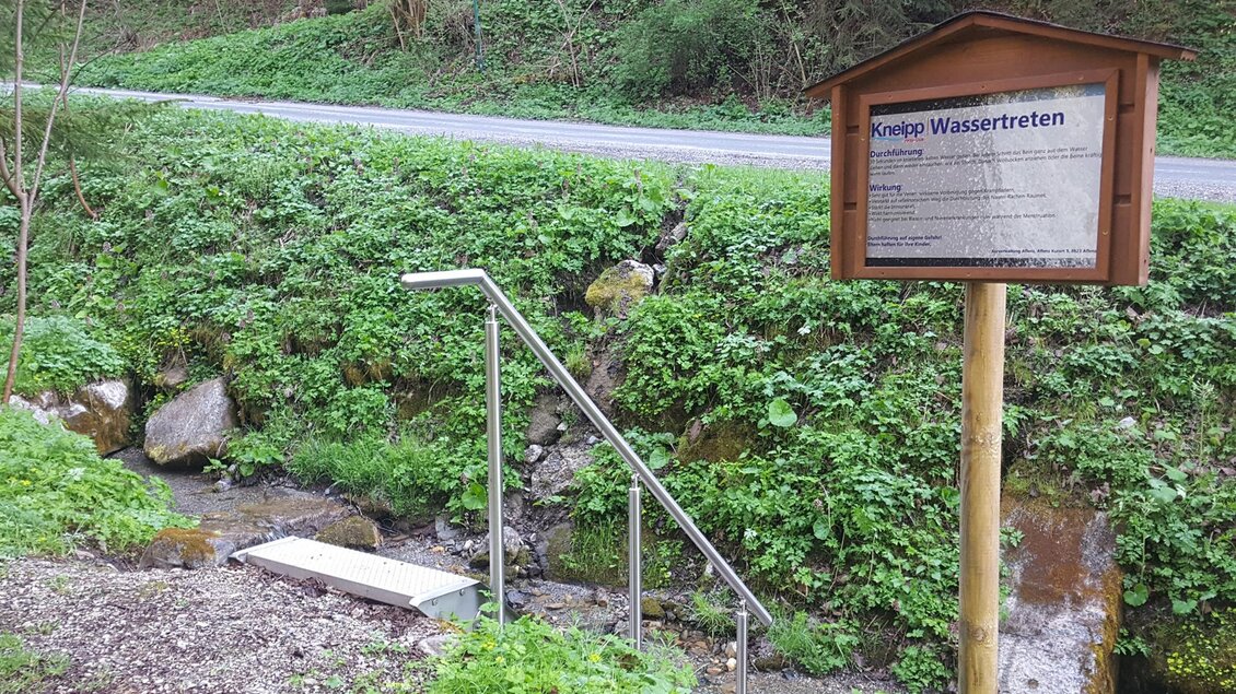 Wassertreten im Bürgergrabenbach
