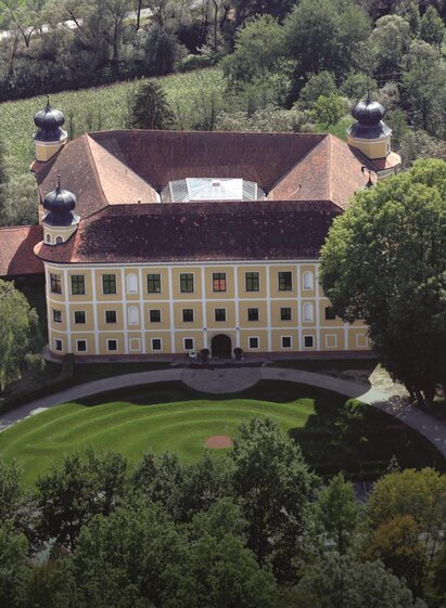 Schloss Gleinstätten aus der Vogelperspektive | © Schloss Gleinstätten
