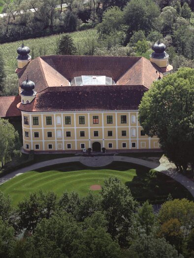 Schloss Gleinstätten aus der Vogelperspektive | © Schloss Gleinstätten