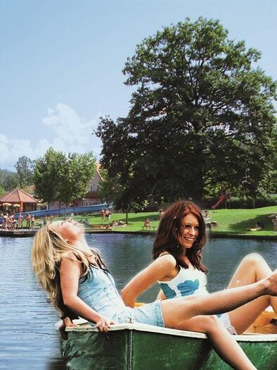 Beim Naturbadesee Gleinstätten den Sommer genießen | © Weinland Camping