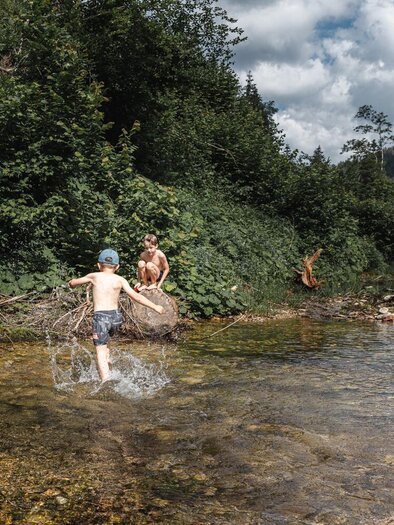 Spaß in der Naturkneippanlage | © Thomas Sattler