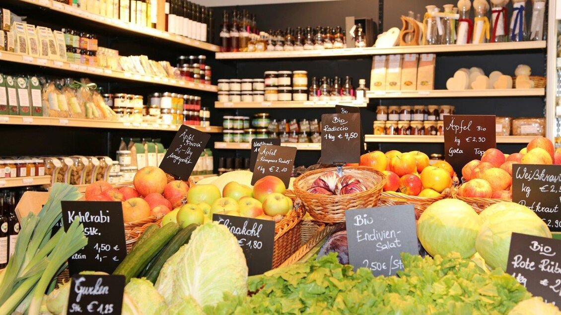 Ein einladender Markt mit frischem Obst und Gemüse. Hygienisch angeordnet mit Preisschildern für verschiedene Produkte. | © pur Styria - der Dorfladen