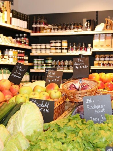 An inviting market with fresh fruits and vegetables. Hygienically arranged with price tags for various products. | © pur Styria - der Dorfladen