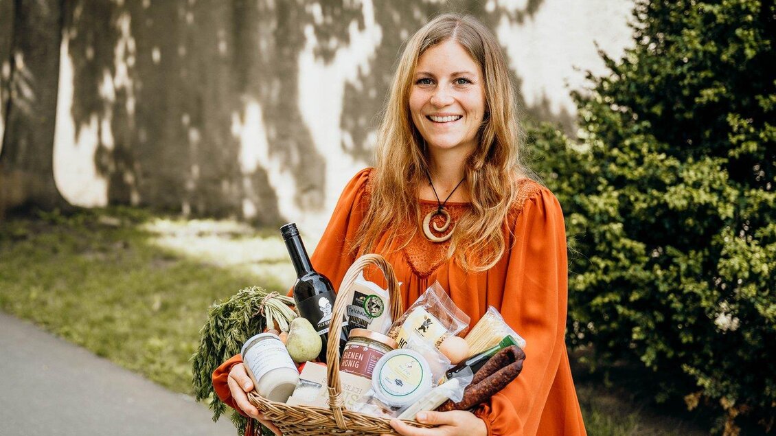 Raphi mit einem Geschenkkorb | © GenussReich