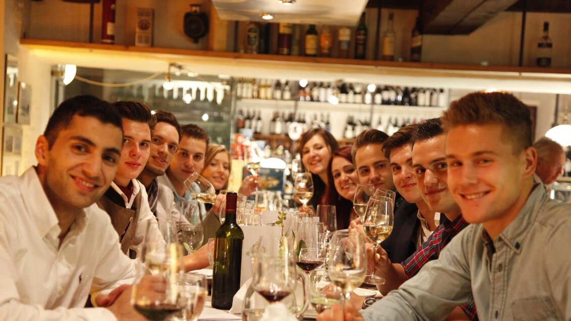 Gesellige Weinrunde an Schickers Bar