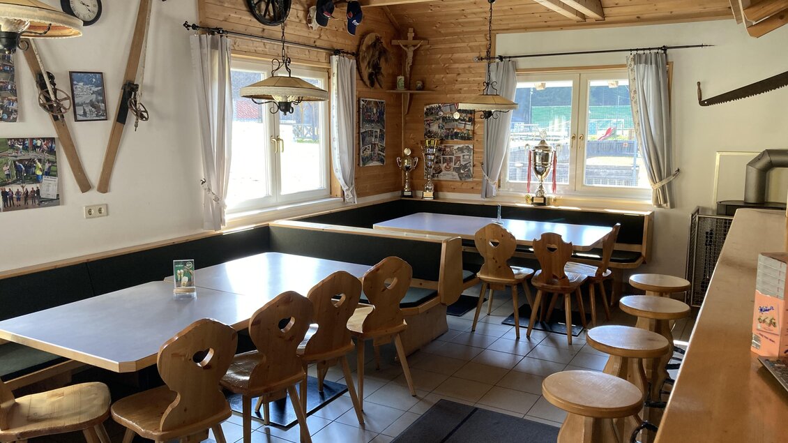 Ein gemütliches Restaurant mit Holzmöbeln und großen Fenstern. Die Einrichtung ist rustikal und einladend. | © Jürgen Strohmeyer