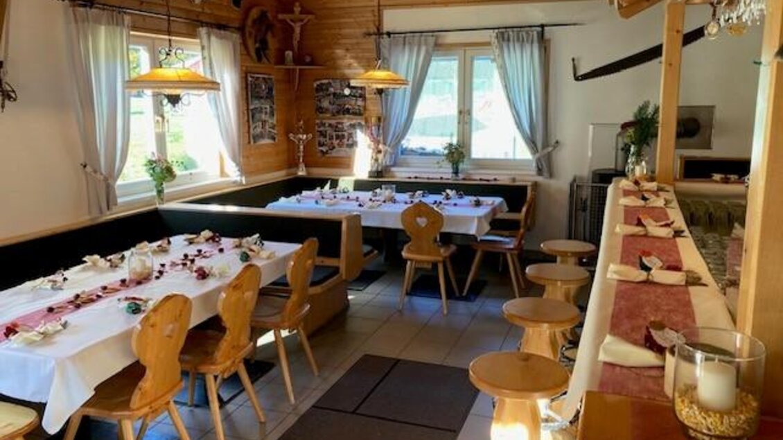 Ein gemütliches Restaurant mit Holzdekor und gedeckten Tischen. Tageslichteinfall schafft eine einladende Atmosphäre. | © Jürgen Strohmeyer