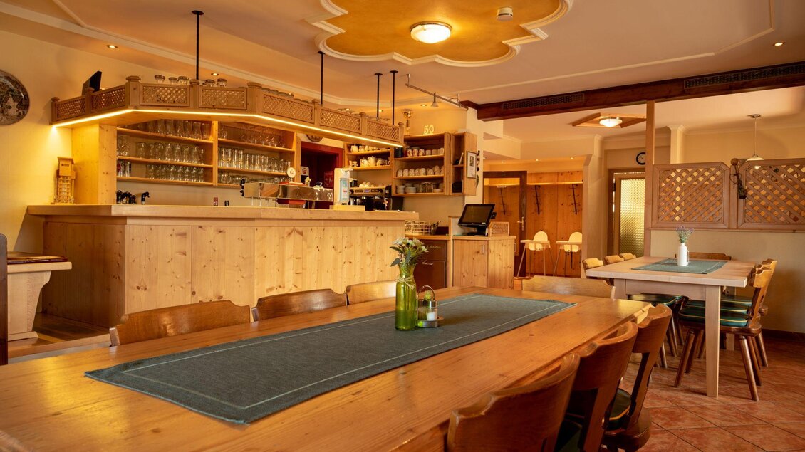 Ein gemütliches Restaurant mit Holzinterieur und einer großen Bar. Der Raum ist freundlich und einladend gestaltet. | © s'Wirtshaus